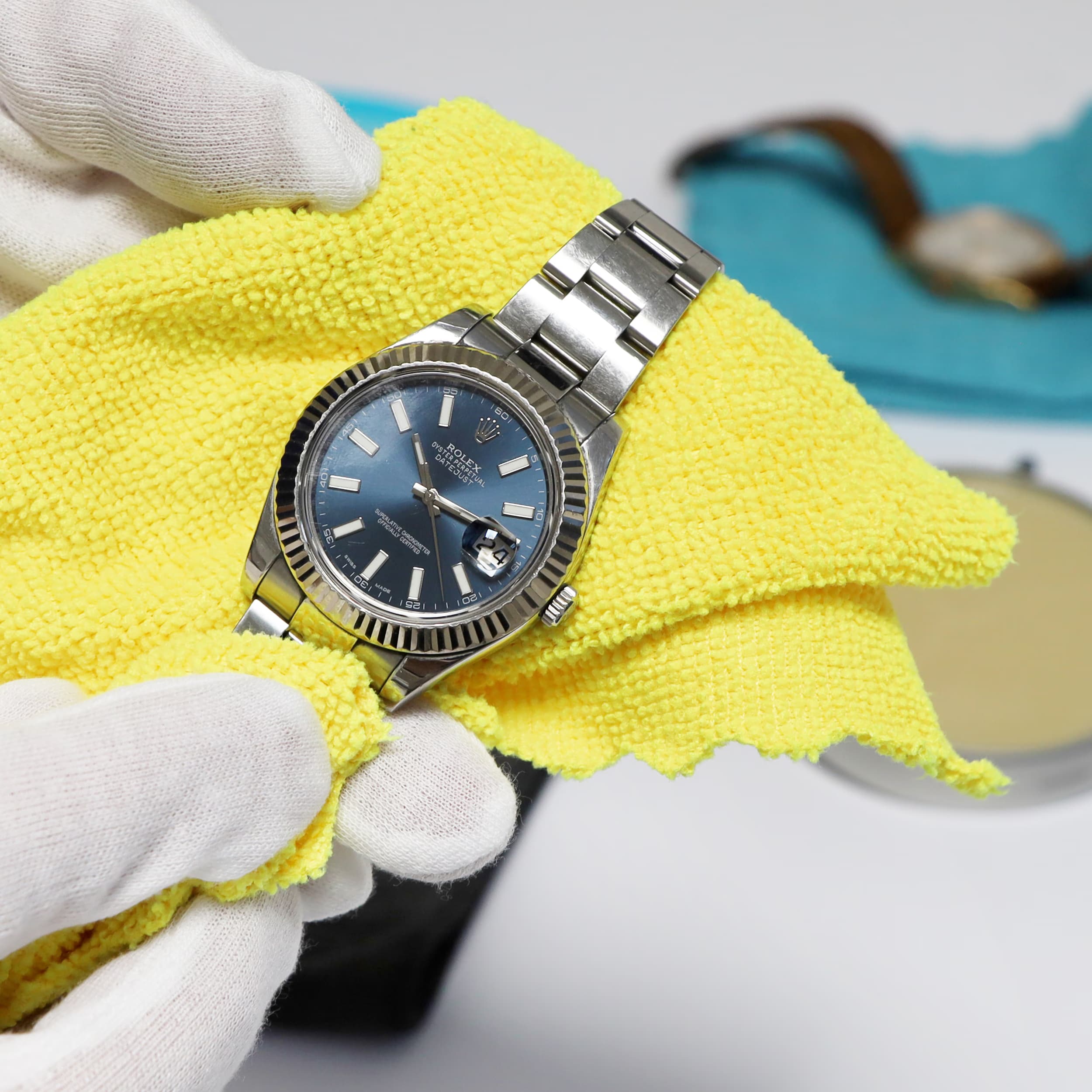 Nettoyage de montre avant une prise de vue packshot