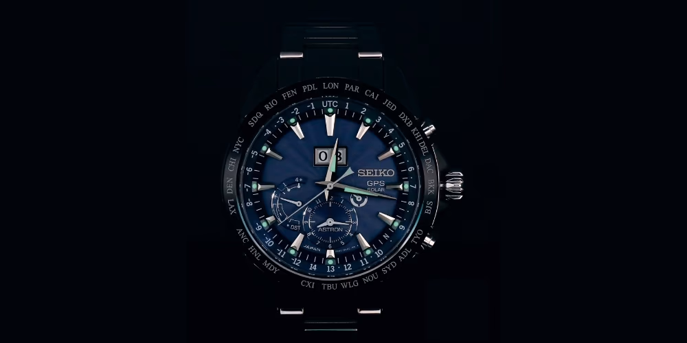 Packshot d'une montre sur fond noir et réflecteur noir